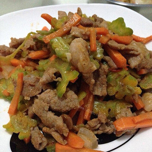 家常胡萝卜苦瓜炒肉