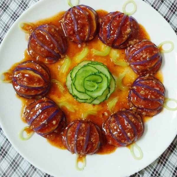 美味的油泼蒜蓉蒸茄子