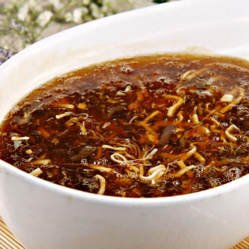 美味的酸辣海参汤