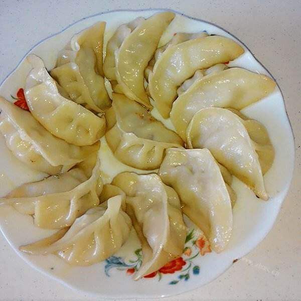 美味海鲜菇肉馅饺