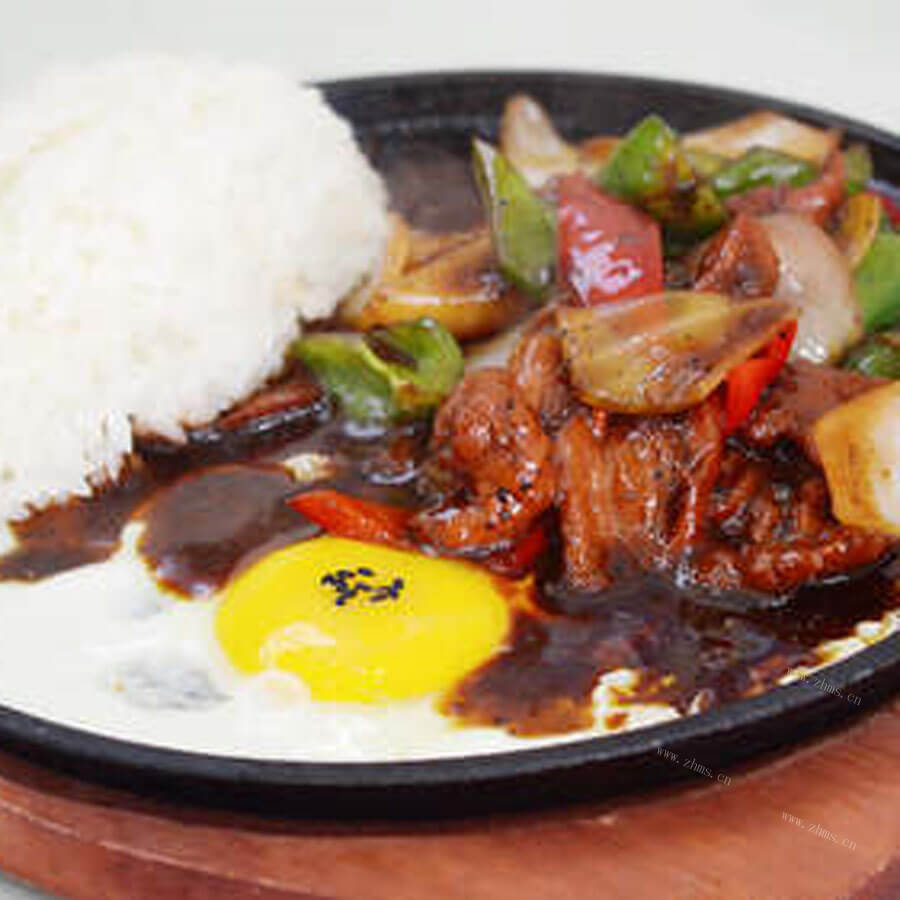 美味的黑椒牛柳铁板饭 