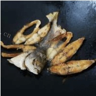 美味的红烧白仓鱼做法图解3)