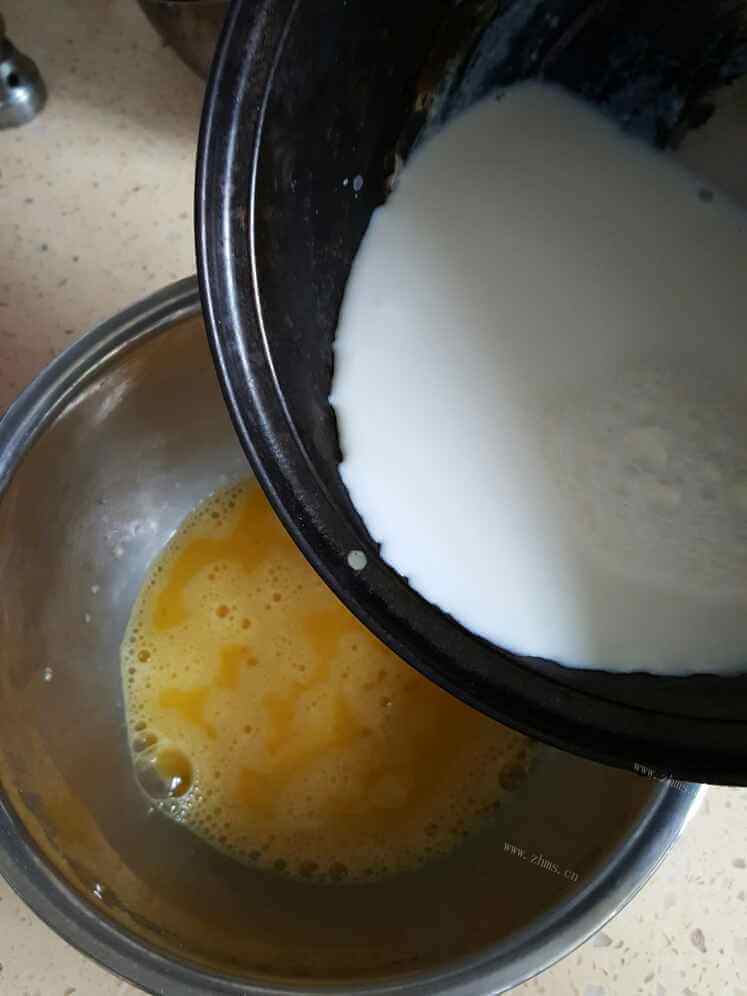 美味的不用奶油的蛋奶布丁~做法图解3)