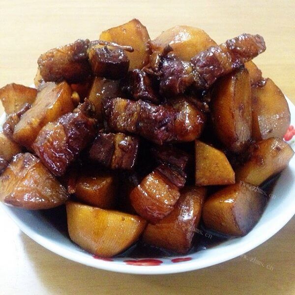 美味红烧肉烧榛蘑土豆干