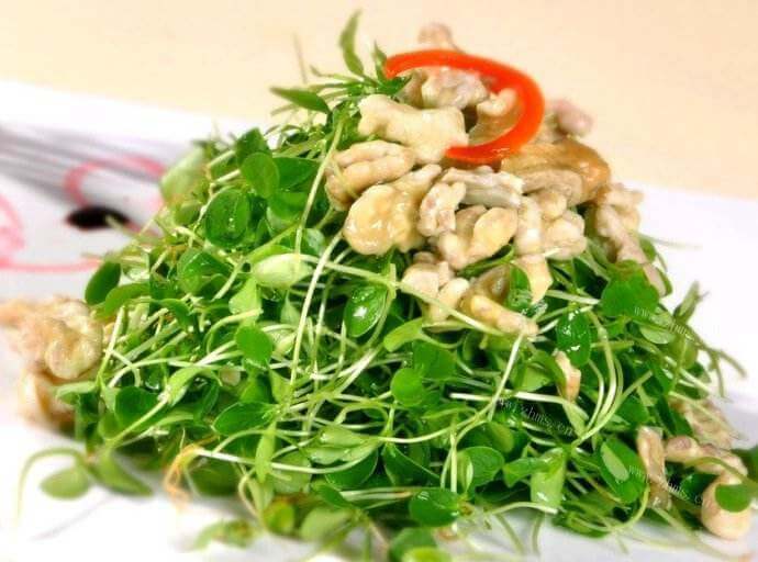 核桃仁拌香椿 