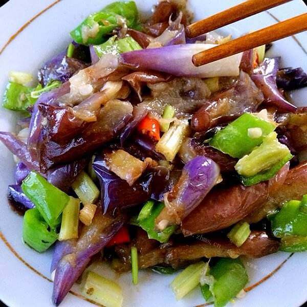 美味的胡萝卜洋葱烩茄子