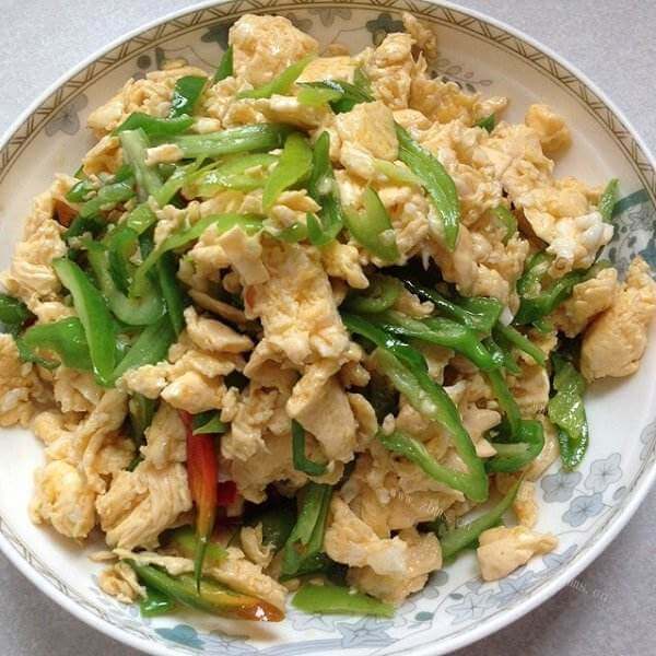 香辣美味的红辣椒炒鸭蛋