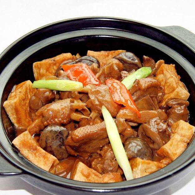 美味的柴火大灶焖黑棕鹅