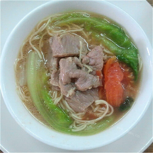 美味的奶白菜肉片汤