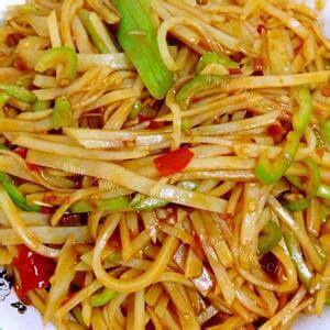 美味的洋葱土豆拌面