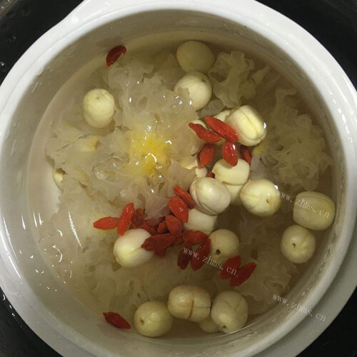 美味的银耳莲子皂角米