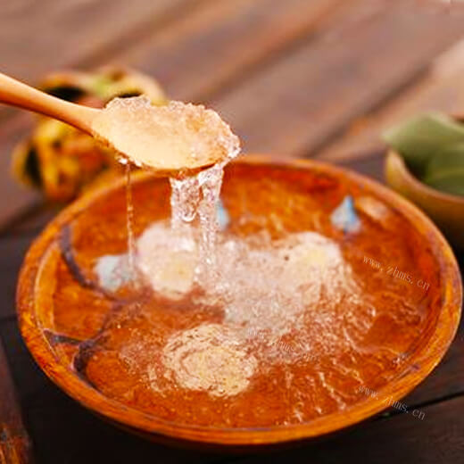 美味的椰汁皂角米炖梨