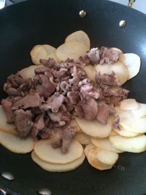 美味的孜然羊肉炖土豆做法图解5)