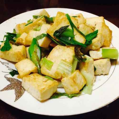 美味的黑蒜炒豆腐