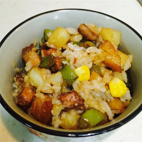 美味的土豆四季豆五花肉焖饭 