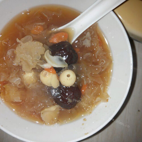 美味的银耳大枣蜂蜜汤