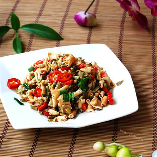 美味的香辣炒鸡肠 