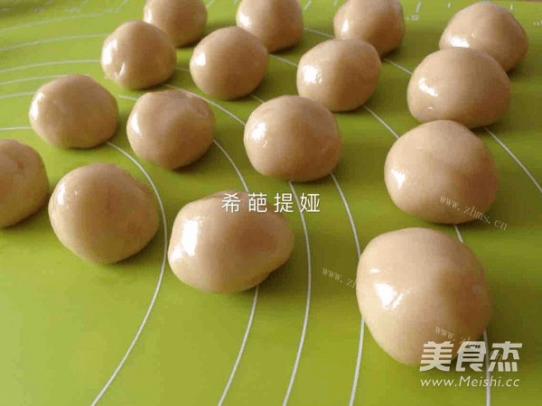 美美的多味广式月饼做法图解4)