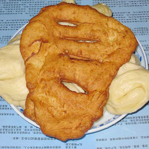 热腾腾的烫面红糖炸糕