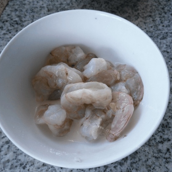 青椒木耳炒虾仁做法图解4)