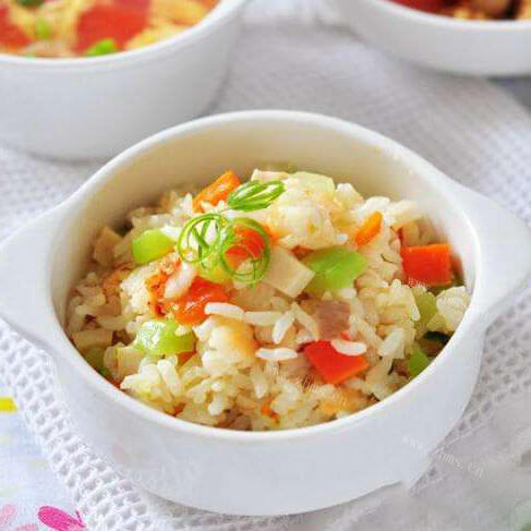 美味的土豆蔬菜什锦烩饭