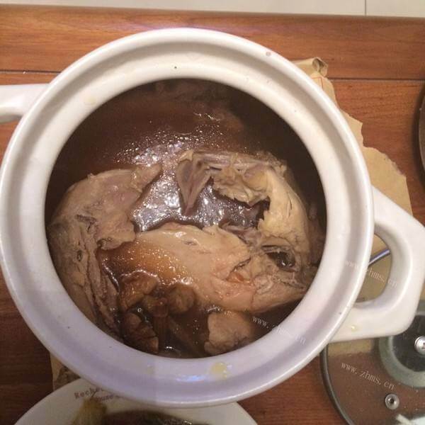 营养的杞子虫草花鸡肉汤