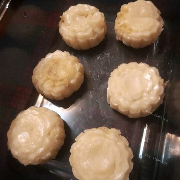 点心双色榴莲馅冰皮月饼