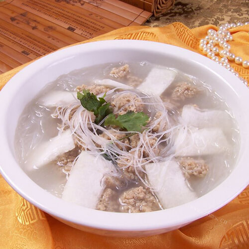 新鲜的羊肉丸子面