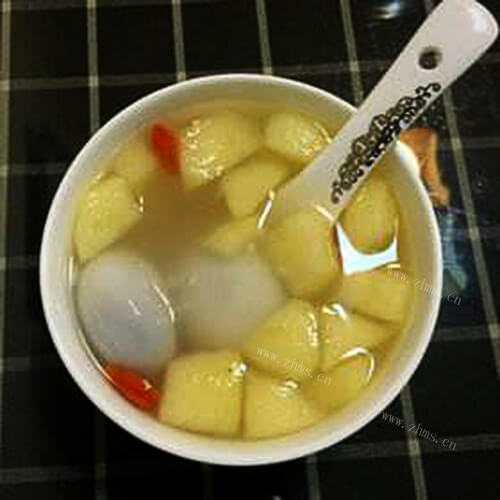 热腾腾的苹果煮汤圆