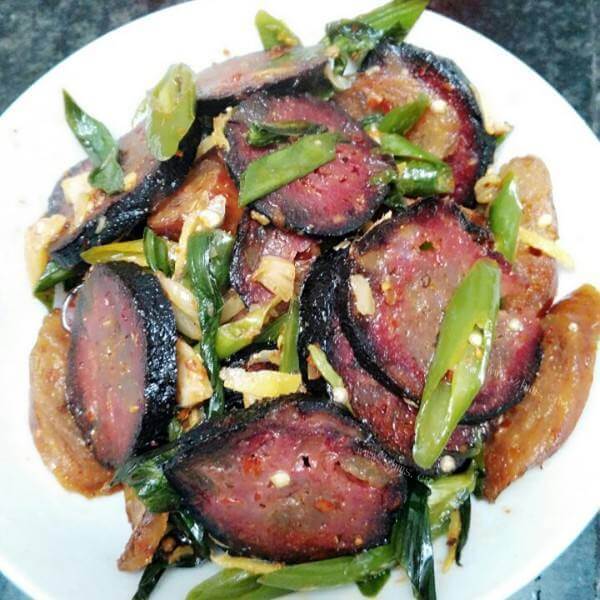 美味的青椒炒猪血丸子