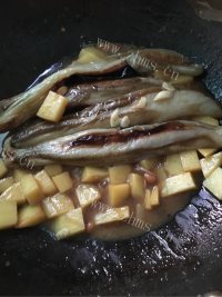 美味的酱茄子烩土豆做法图解6)