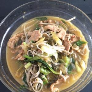 营养的番茄平菇肉丝面