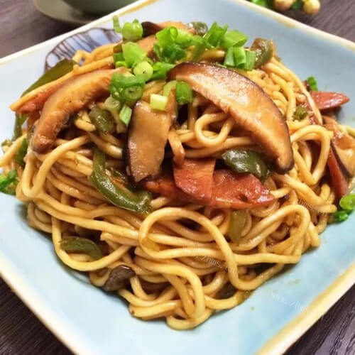 美味的香菇腊肠焖面