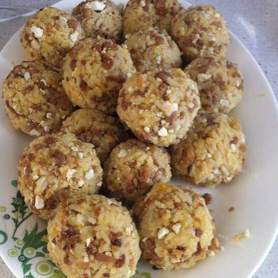 好吃的榨菜丝红米饭团