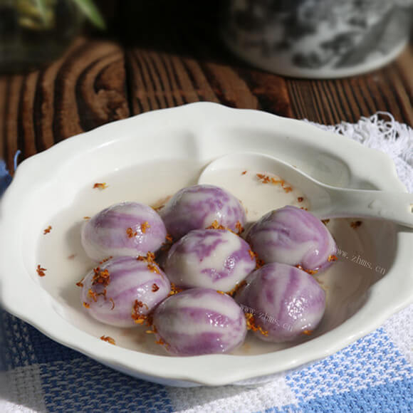 美味的枣泥彩色汤圆