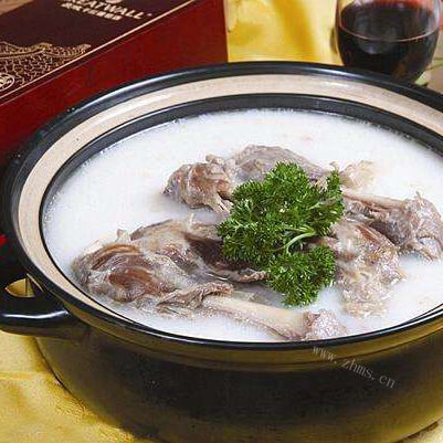 美味的羊蹄羊肉莲藕汤