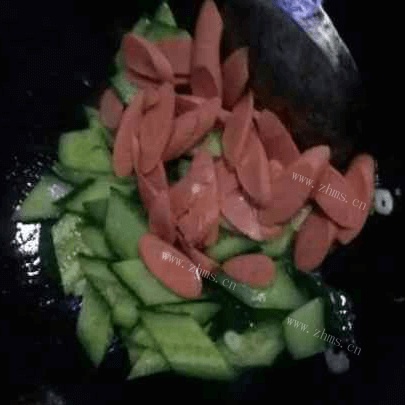 家常菜火腿肠炒黄瓜做法图解6)