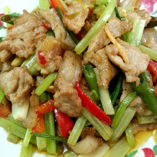 开胃的胡萝卜芹菜炒肉片