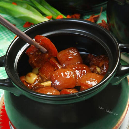 香喷喷的砂锅猪肉煲