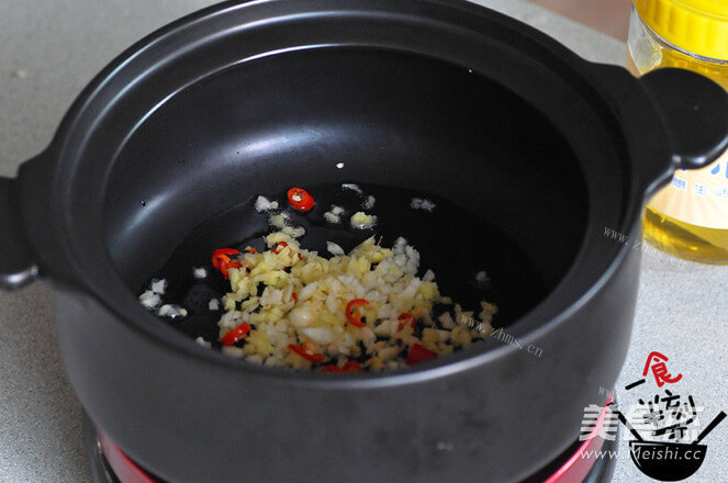 美味的砂锅花甲粉做法图解2)