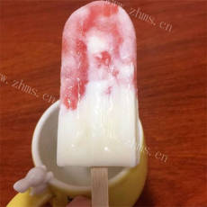 新鲜的酸奶西瓜冰棒