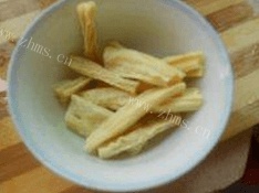 好吃的腐竹白菜炒木耳做法图解2)