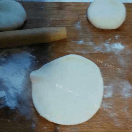自制韭菜肉饼做法图解7)