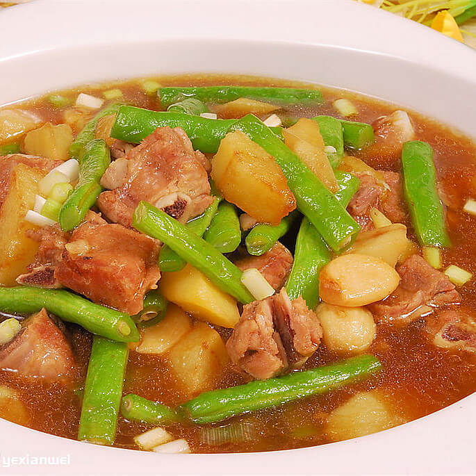 家常排骨炖豆角土豆