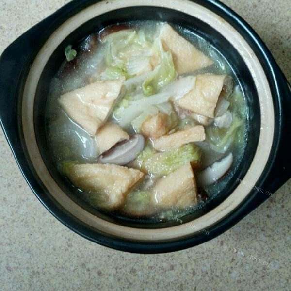 可口的奶白菜鸡肉汤