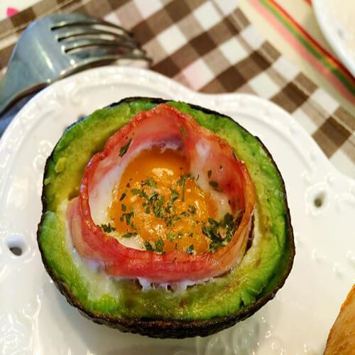 美味的培根牛油果焗蛋
