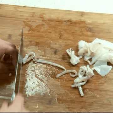 家常菜小炒鱿鱼做法图解1)