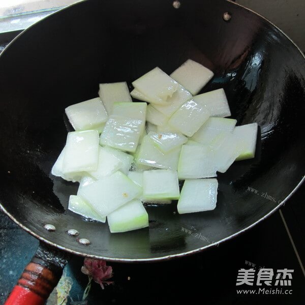简易的家常辣椒烧冬瓜片做法图解3)