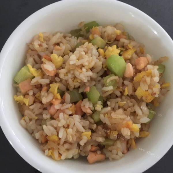 特色芹菜三文鱼蛋炒饭