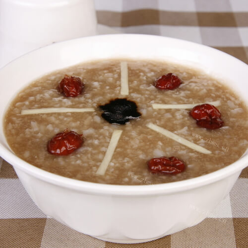 美味的红糖红枣粥
